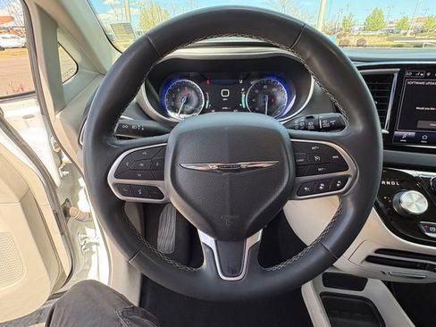 Used 2022 Chrysler Pacifica Touring-L image 13