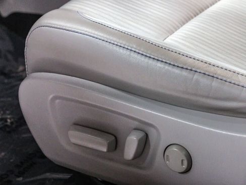 Certified 2019 Toyota Highlander Plus w/ Carpet Mat Package (TMS) FWD image 23