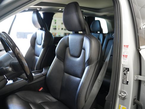 Used 2017 Volvo XC90 T6 Momentum w/ Vision Package image 24