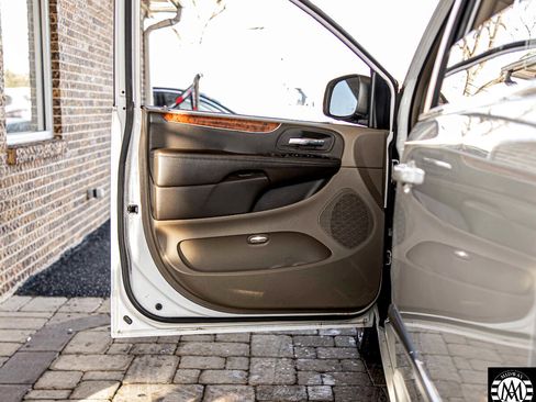 Used 2015 Chrysler Town & Country Touring image 28