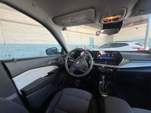 Used 2025 Chevrolet Trax LT FWD image 34