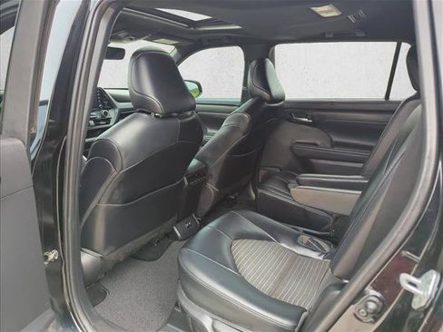 Used 2021 Toyota Highlander XSE FWD image 17