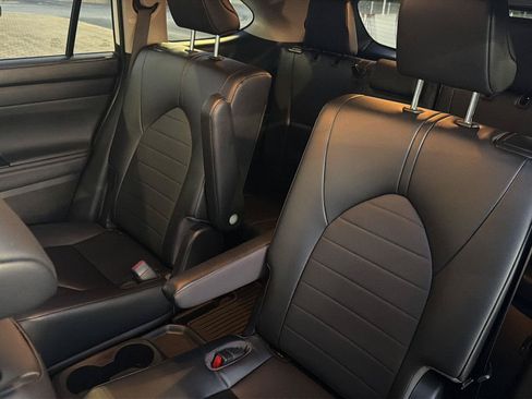 Used 2023 Toyota Highlander XLE FWD image 30