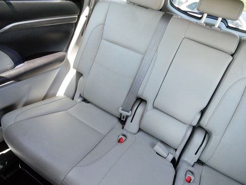 Used 2018 Toyota Highlander Limited AWD/4WD image 12