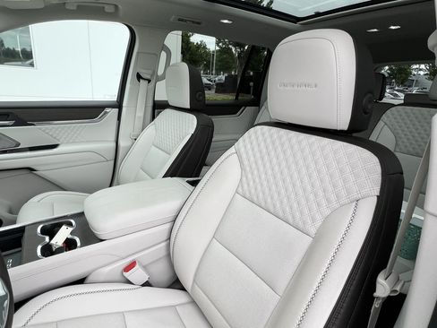 Used 2024 GMC Acadia Denali w/ Super Cruise Package FWD image 16