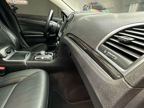 Used 2016 Chrysler 300 Limited image 32
