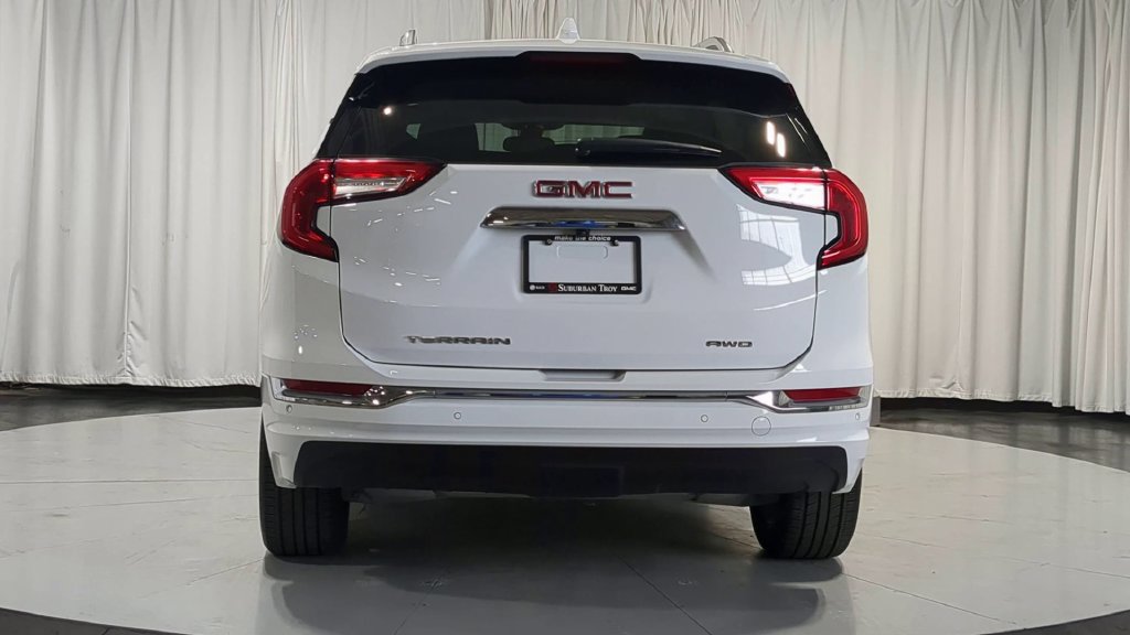 Used 2024 GMC Terrain Denali w/ Denali Premium Package AWD/4WD image 7