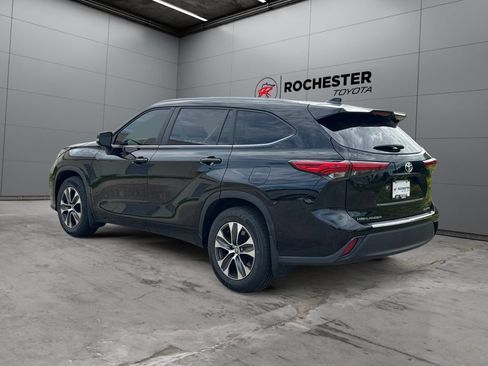 Used 2023 Toyota Highlander XLE AWD/4WD image 3