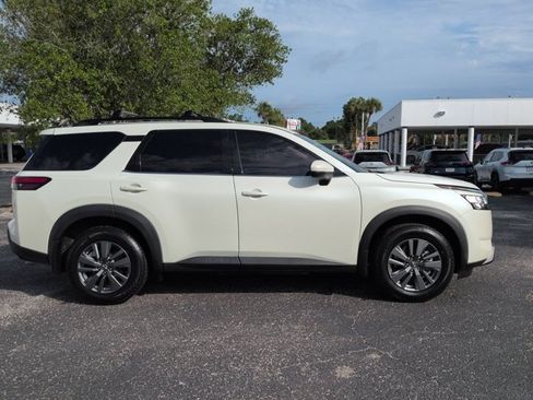 Certified 2022 Nissan Pathfinder SV FWD image 3