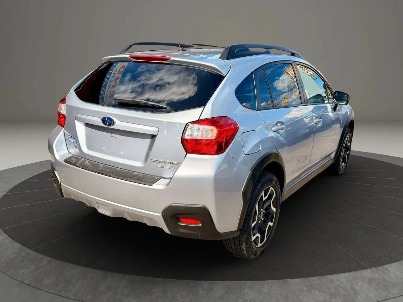 Used 2017 Subaru Crosstrek 2.0i Premium w/ Moonroof Package AWD/4WD image 4