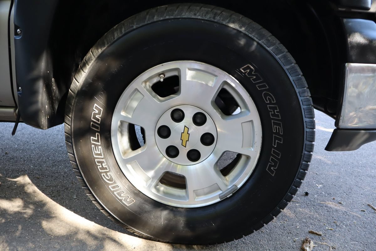 Used 2004 Chevrolet Suburban LS w/ Preferred Equipment Group AWD/4WD image 41