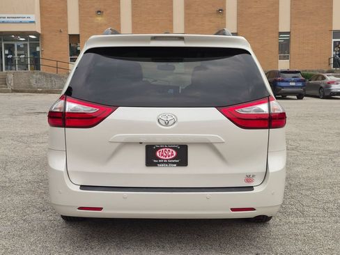 Used 2017 Toyota Sienna XLE w/ XLE Navigation Package FWD image 4