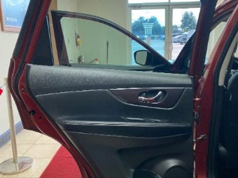 Used 2016 Nissan Rogue SV image 14