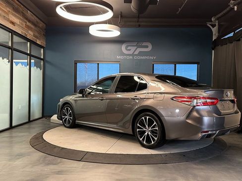 Used 2018 Toyota Camry SE image 5