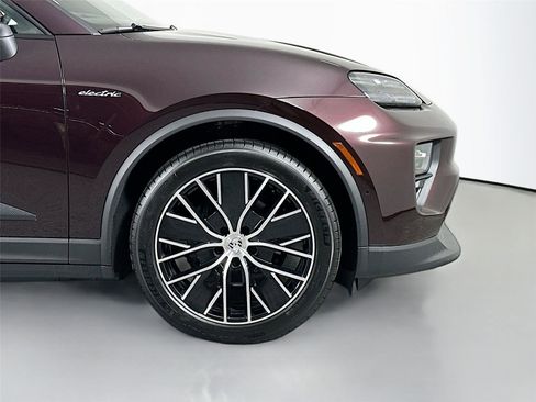 Certified 2025 Porsche Macan Electric RWD image 14