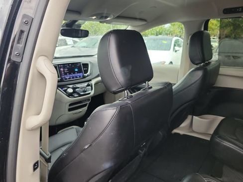 Used 2024 Chrysler Pacifica Touring-L FWD image 10