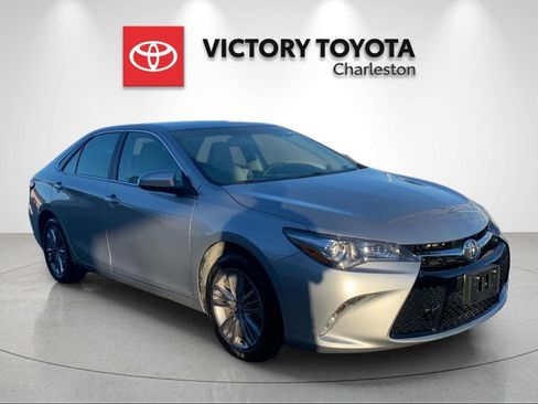 Used 2017 Toyota Camry SE image 3