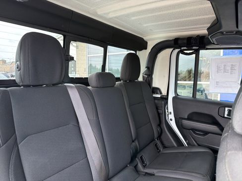 Used 2021 Jeep Gladiator Overland w/ Trailer Tow Package image 27