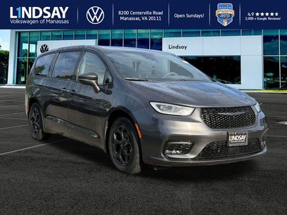 Used 2022 Chrysler Pacifica Limited w/ Uconnect Theater Family Group
