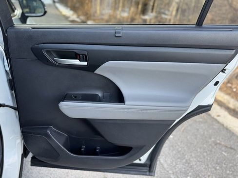 Used 2021 Toyota Highlander XLE image 18