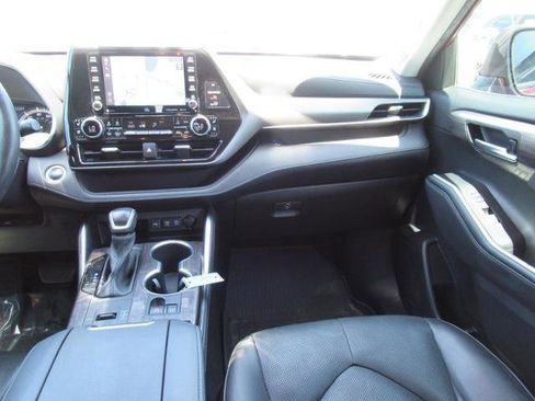 Used 2021 Toyota Highlander Limited FWD image 14
