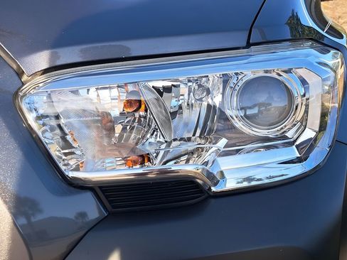 Used 2020 Toyota Tacoma SR image 6