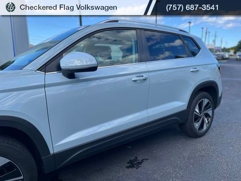 Used 2025 Volkswagen Taos SE AWD/4WD image 3