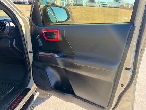 Used 2017 Toyota Tacoma TRD Off-Road image 23