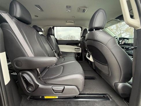 Used 2024 Kia Carnival EX image 12