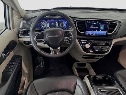 Used 2023 Chrysler Pacifica Touring-L image 17