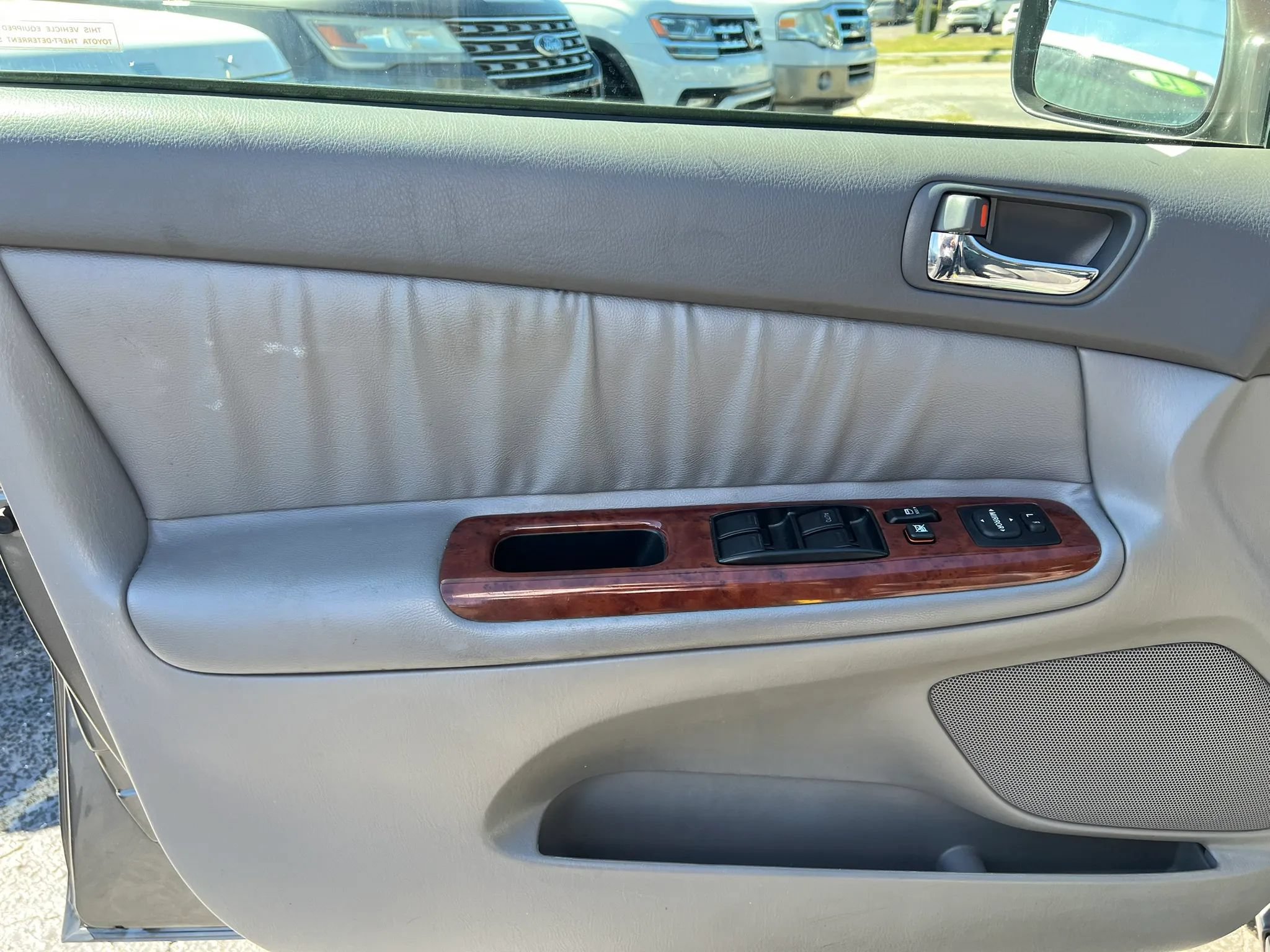 Used 2005 Toyota Camry XLE w/ VSC & Side Airbag Pkg FWD image 9