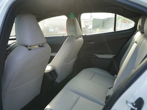 Used 2019 Lexus UX 200 FWD image 15