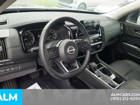 Used 2025 Nissan Pathfinder SL AWD/4WD image 15