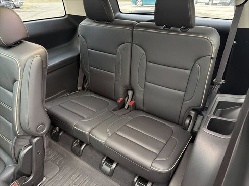 Used 2022 GMC Acadia Denali w/ Denali Ultimate Package image 16