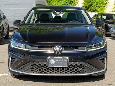 Used 2025 Volkswagen Jetta SE w/ Sunroof Package FWD image 2