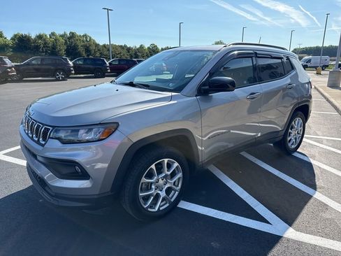 Used 2023 Jeep Compass Latitude w/ Sun and Sound Group AWD/4WD image 4