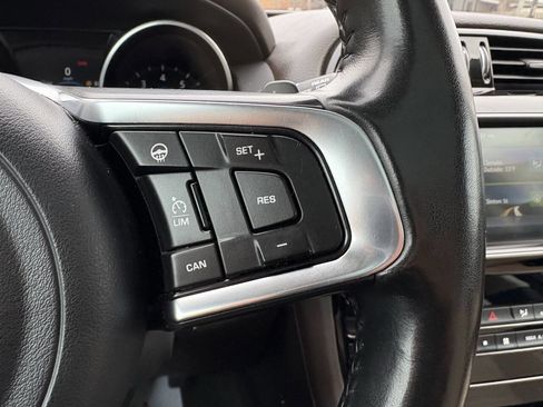 Used 2018 Jaguar F-PACE Prestige image 17