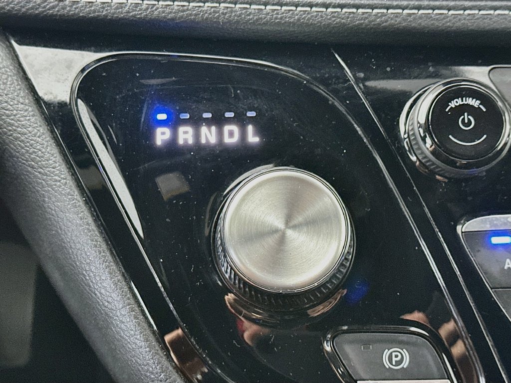 Used 2023 Chrysler Pacifica Touring FWD image 16
