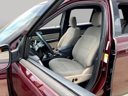 Used 2019 Ford Explorer XLT w/ Equipment Group 201A FWD image 8