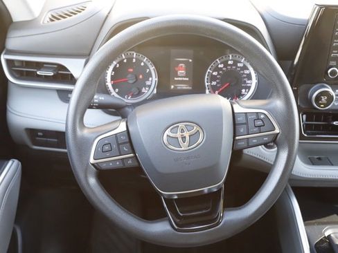Used 2020 Toyota Highlander L image 17