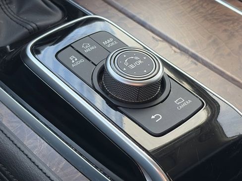 Used 2024 Nissan Armada SL image 9