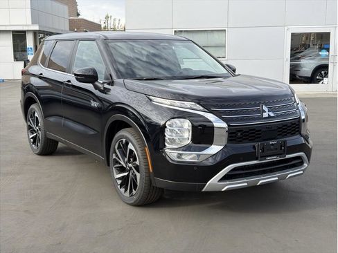 Used 2025 Mitsubishi Outlander SE Tech Package image 3