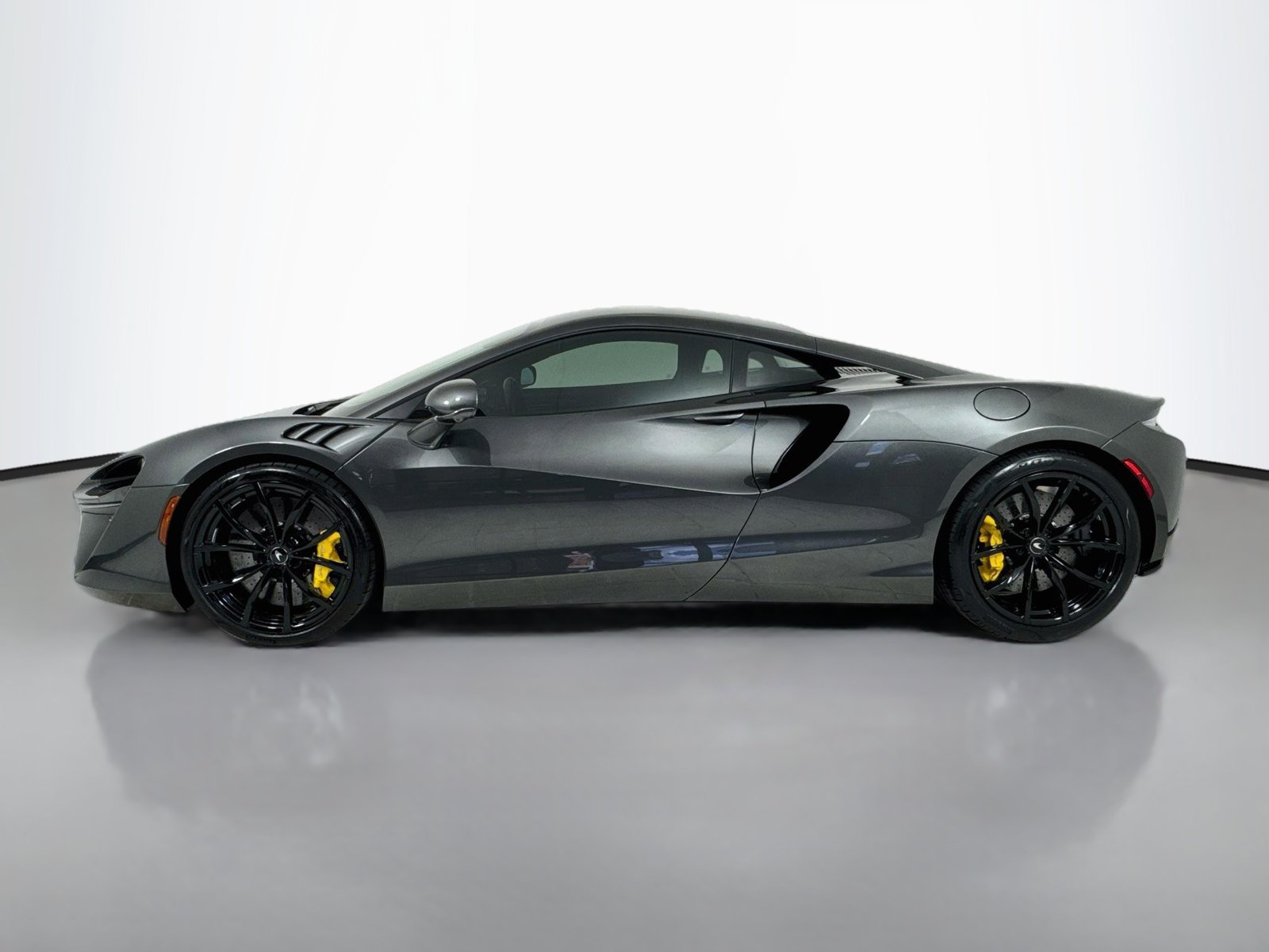 Used 2023 McLaren Artura RWD image 4