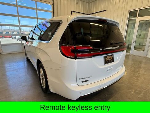 Used 2024 Chrysler Pacifica Touring-L image 5