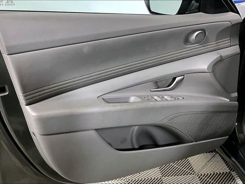 Used 2025 Hyundai Elantra SEL image 18