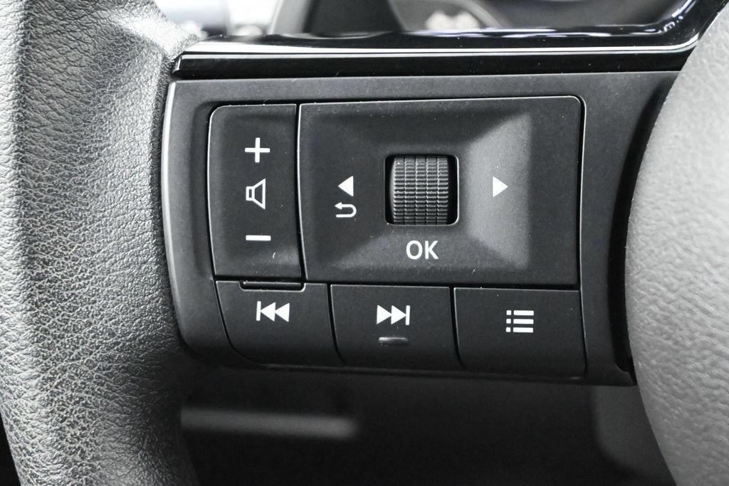Used 2023 Nissan Rogue SV FWD image 6