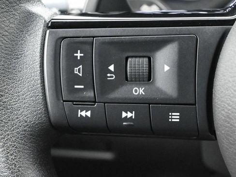 Used 2023 Nissan Rogue SV FWD image 6