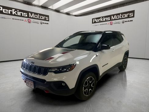 Certified 2025 Jeep Compass Trailhawk AWD/4WD image 1