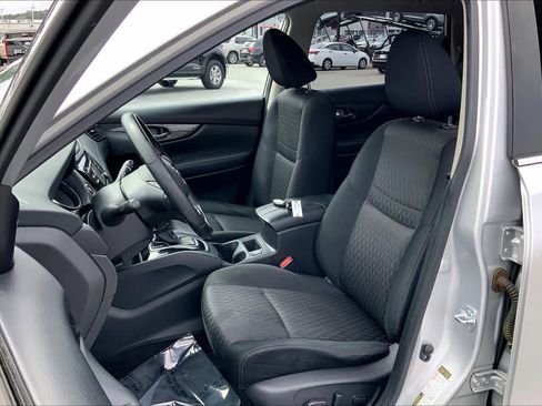 Used 2017 Nissan Rogue SV image 8