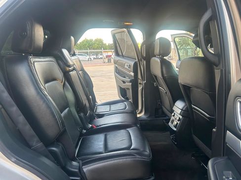 Used 2017 Ford Explorer Limited w/ Equipment Group 301A FWD image 11